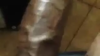 شرب البول مع مص قاسي في حلقه