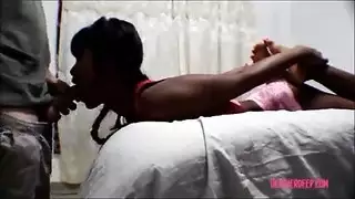 مراهقة تحصل على شرج خشن من فحل مورو عجوز