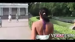 مراهقة وقحة وميلف في جنس صارخ خلف ظهور الأصدقاء