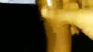 قذف في مركز المسرح: عرض إباحي مباشر