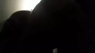 نائب رئيس جائع يمارس الجنس مع فتاة عابرة في شرج عميق وقاس