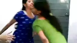 شاهدينا ننيك: عاهرتان تتفجران شبقًا في فندق