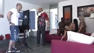 زنجي اسود يركب كس بنت