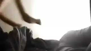 حركة استمناء صريحة: سمراء تخلع ملابسها وتستمني بشراسة