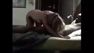 زوج وزجة يمارسون الجنس ويدخل عليهم صديقة