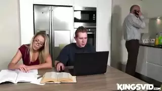 الحفاظ على وظيفتها كورتني الحب
