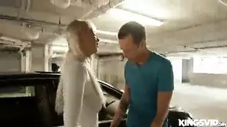 ضربة شرجية قاسية لممثلة بورنو جائعة للقضيب