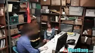 عاهرة ذات وشم تأخذ عدة حمولات بعد جماع أسود جماعي
