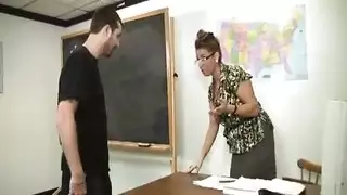 يتحرش بها مدربها عندما تقوم باليزغا