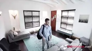 الزوجة تهدي طيزها