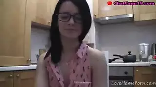 سبلينديد شقراء في سن المراهقة يعطي الرأس ويحصل على الهرة انتقد