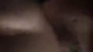 شعر المراهقة السمراء يسحب بينما تأخذ قضيباً من عشيق أكبر