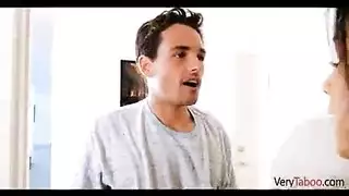 مصري دخلت علا غرفه اخوها لقتو عم يلعب بزبو