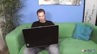 شاب ينيك اخته الشقراء الصغيرة وتفرجيه طيزها