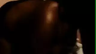 سمراء ممتلئة تركب قضيبًا أبيض سميكًا