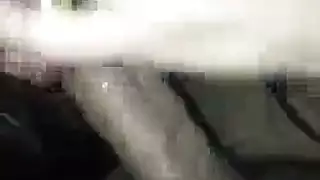 امرأة ناضجة مبللة يهيمن عليها قضيب الشاب الكبير