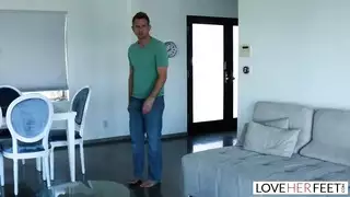 يمسكها في المسبح ويضعها في السرير معه