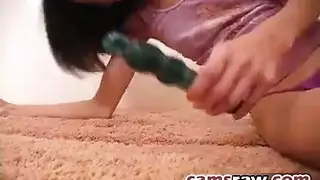 فتاة ساخنة تلعب بكسي الحليق أمام الكاميرا