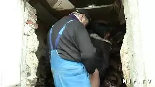 إباحية قوية: مراهق يمارس الجنس بقوة وهي تبرز ثدييها