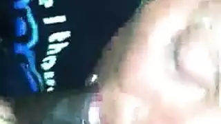 فتاة المكياج الداكن تنزل لقضيب كبير