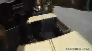 شقراء جامعية تمارس مصاً مكثفاً للقضيب في النادي الليلي