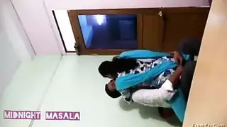 فتى هندي يشتم كارلي في مشهد مص قضيب حصري
