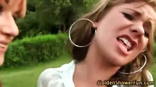 غارقة في المني: مشهد إباحي فوضوي