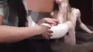 يتجاهل المراهق القاسي من قبل رجل عجوز
