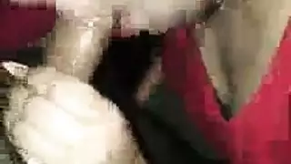 جماع منزلي حميم: رجل أكبر سناً يمارس الجنس الفموي مع مراهقة