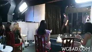 جنس فموي يزيل الملابس الداخلية: فم هذا الشاب سحر إباحي