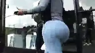 فحول سود متعددون يضربونها في كوخ نائي
