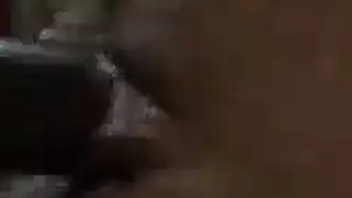 رجل أصلع وفتاة لاتينية يمارسان الجنس بقضيب عملاق