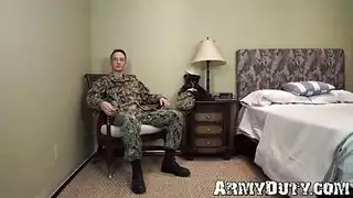جندي عسكري يمارس الجنس الثنائي الصعب مع شخصين