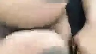 فتاة صغيرة ذات أثداء ضخمة تستمتع بقضيب مطاطي