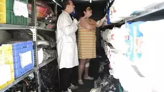 هاوية وقحة تريد تصوير فرجها وطيزها على الكاميرا
