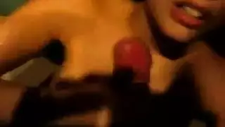 فتاة سغيرة تمص زب كبير