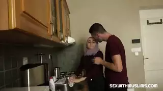 نيك في المطبخ قدام امه