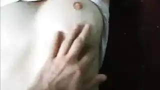 زوجان يمارسان الجنس بقوة على جدار مقدس في فيلم إباحي سري بالمنزل