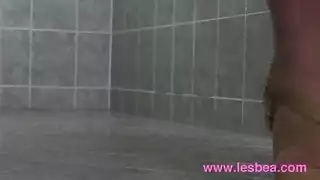 مقص مثلي يقطع بواسطة جماع كلبي عميق