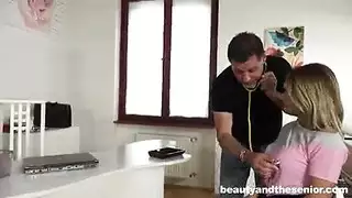 الصغيرة المراهقة تطلب من الطبيب العجوز ينيكها ويقذف داخلها