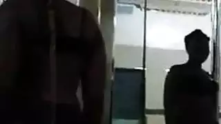 وقت الاستحمام ينتهي بتلامس سحاقي صريح ولعب مع فرج مثير