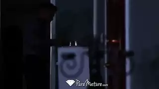 قنبلة شقراء تفتح نفسها لجلسة بي بي سي