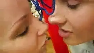 جنس صعب في الصالة الرياضية مع لعبة صغيرة