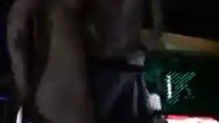 عاهرة ديك قديمة الطراز تتعرض لجنس شرجي صعب وجلد