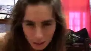 مراهقة نحيفة تمص بعمق في الحمام
