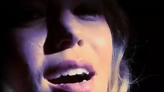 أدخل هزازًا في المهبل لإثارة الهرة