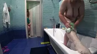 العاهرة الناضجة تُغسل بالصابون ثم تُملأ بالسائل المنوي