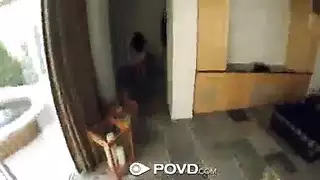 نويل إيستون تواجه قضيبين صلبين