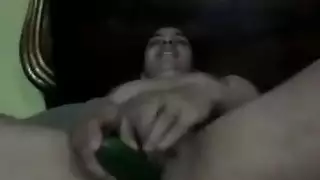 ربة منزل يائسة تنكح نفسها بعمق بديلدو ضخم