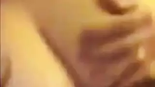جلسة استمناء ساخنة: فتاة محجبة تفرك على المرحاض وتتقطر شوقاً للذكر